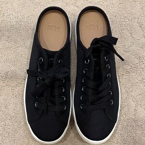 New UGG Cas Black Slide Sneakers. Size 8.